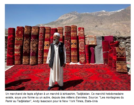 Un marchand de tapis afghan à un marché à ishkashim, Tadijistan